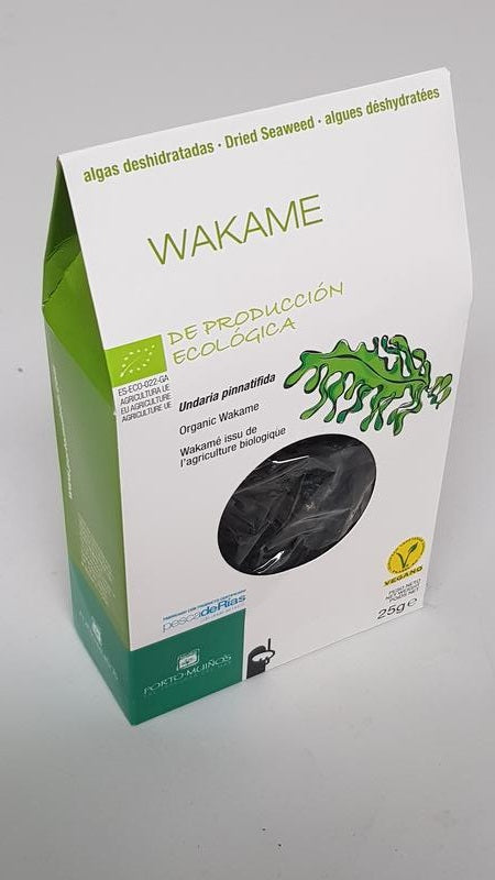 Porto-Muinos Wakame bio flakes on a white background, showing dried seaweed in a small glass jar for healthy Japanese cuisine.