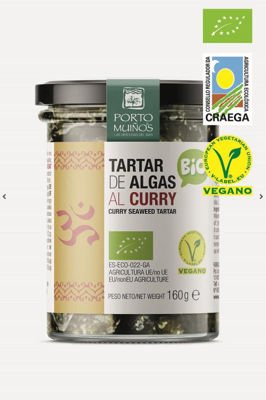 Porto-Muinos bio Zeewier spread curry on bread, 160g jar, with visible seaweed and curry flavor in a natural setting.