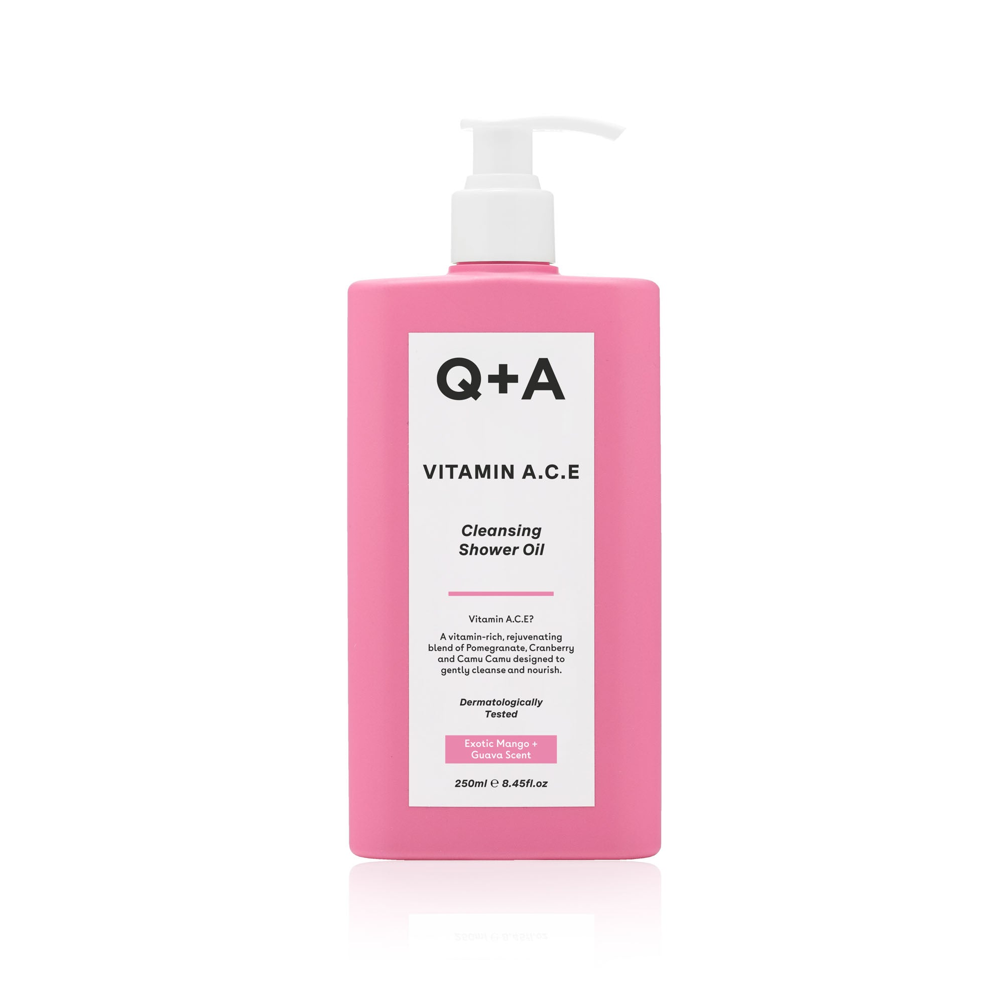Q+A ShowerOil cleansing with vitamins A, E, and C in a 250ml bottle, ideal for nourishing bad en douche skin.