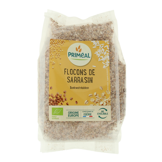 Primeal bio boekweitvlokken in 350g package, organic breakfast grains with toasted, light brown flakes on a white background.
