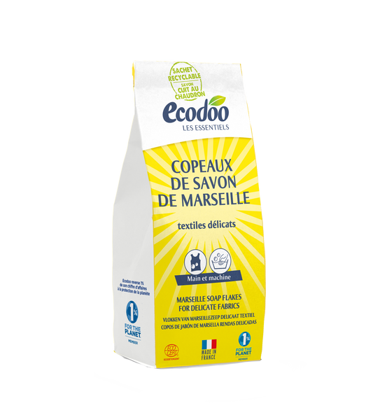 Ecodoo Marseillezeep bio laundry flakes in a 1kg package, natural cleaning product for eco-friendly washing and fabric care.