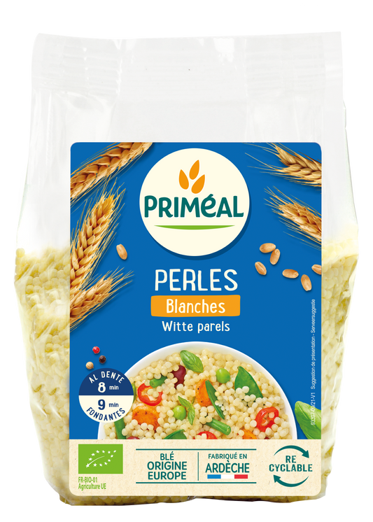 Primeal Witte Parels bio pasta in a clear bowl, showing small round organic rice pearls on a white background.