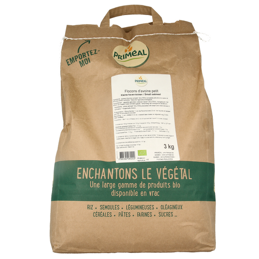 Primeal organic oat flakes in a 3kg bag, natural breakfast grains, close-up of the Primeal oat flakes package