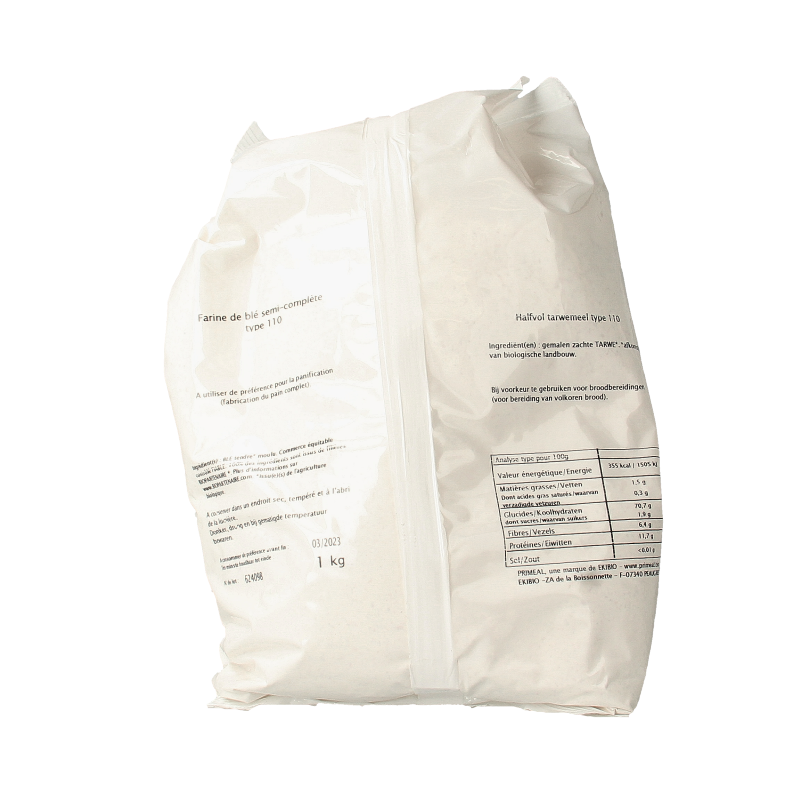 Primeal half volkoren tarwemeel borsa 110 bio, 1 kg, organic whole wheat flour in a packaging bag.