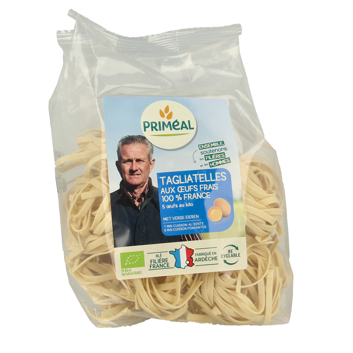 Primeal bio tagliatelle pasta with fresh eggs, 250g, showcasing uncooked pasta strands in a natural setting.