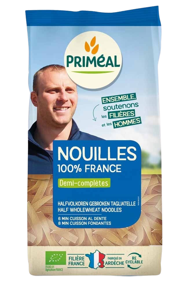 Primeal bio halfvolkoren noedels in a 500g package, showcasing whole wheat pasta with a natural appearance.