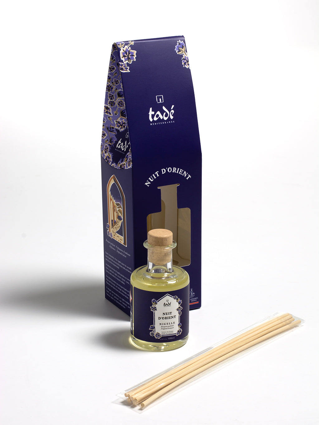 Tade Geurstokjes Nigella 100ml scent diffuser with black and clear glass bottle and reed sticks for fragrance.