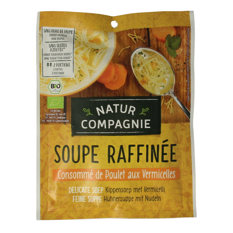Natur Compagnie bio Kippensoep met vermicelli in een kom, close-up van de soep met kip en vermicelli in heldere bouillon