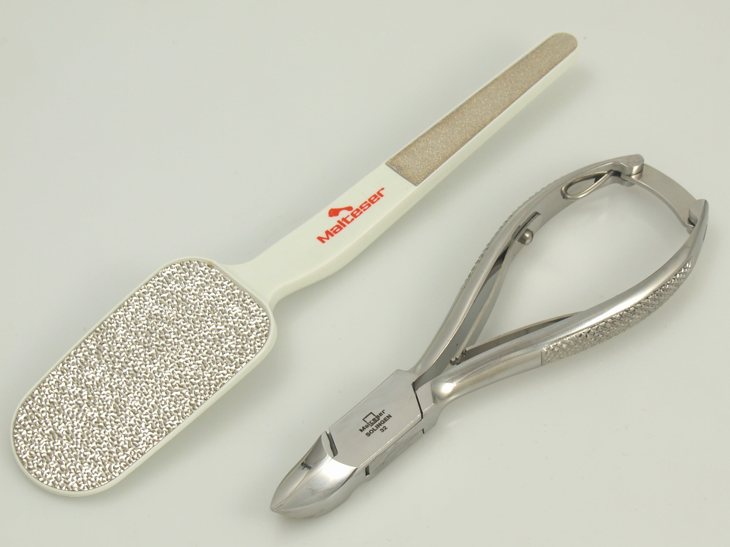 Malteser pedicure and manicure set with 14cm pedicure tongs and 19.5cm nail rasp, nickel finish, professional grooming tools.