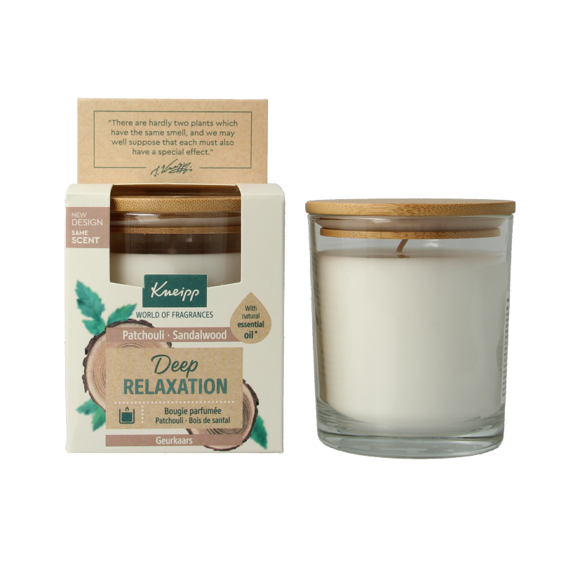 Kneipp Geurkaars sandelwood en patchouli, 145g, in a glass candle holder with a burning flame and scented smoke.