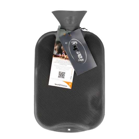 Fashy Kruik warmwater zak in antraciet with ribbel design, 2-liter capacity for hot water storage.