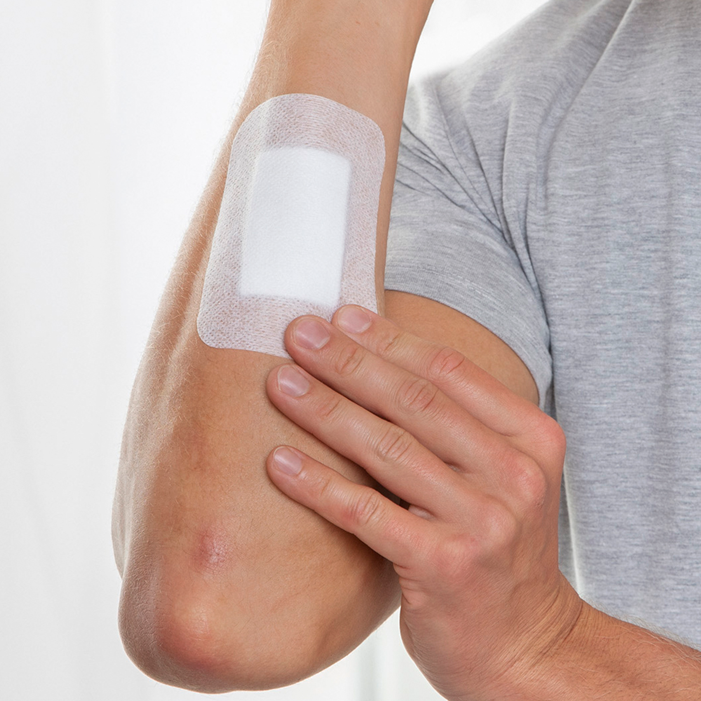 Leukoplast wound dressing tape, 7.2 x 5 cm, pack of 5 sterile adhesive bandages for minor injuries and wound care.