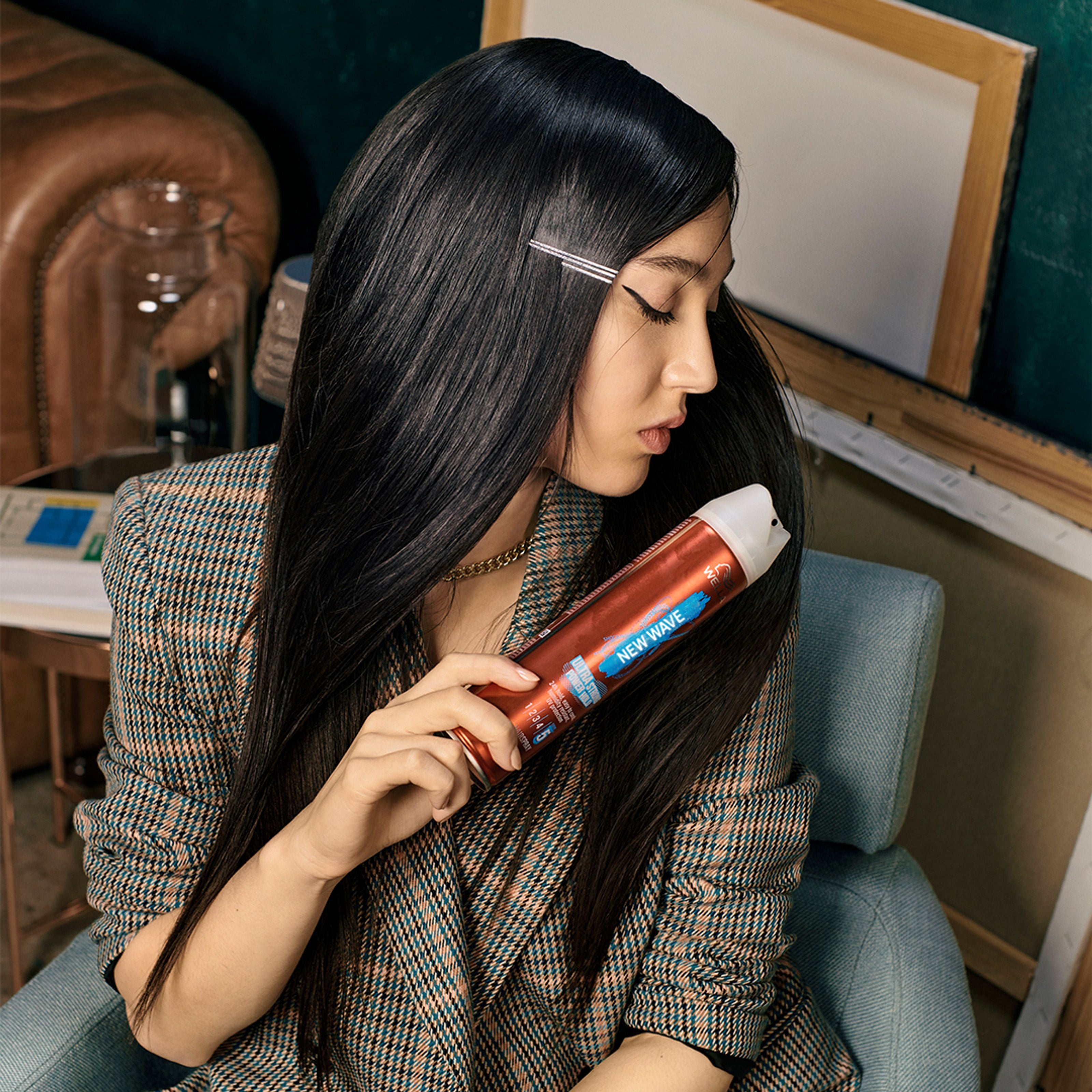 New Wave Ultra Strong Power Hold Haarstyling Spray 250ml, with a sleek spray bottle and nozzle for firm, long-lasting hold.