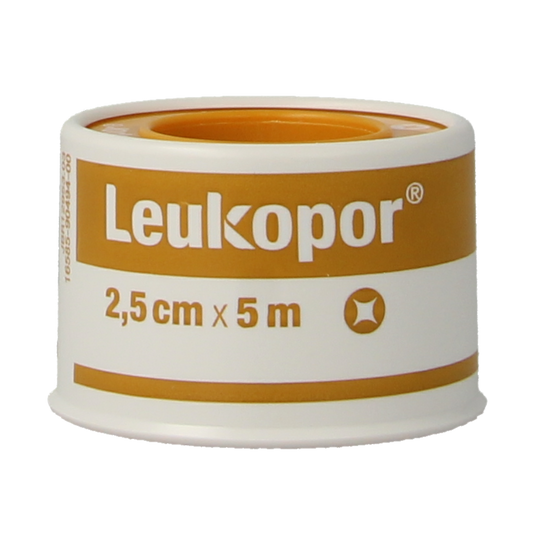 Leukopor Hechtpleister 5m x 2.5cm adhesive bandage for wound care, shown in packaging with one strip ready for use