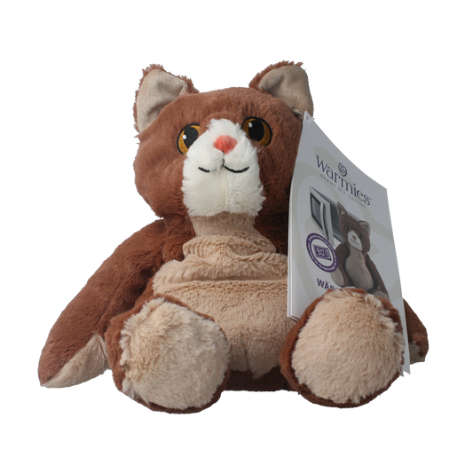 Warmies Kat kruiken in beige, seated with paws visible, soft fabric, and cozy appearance for warmth and comfort.
