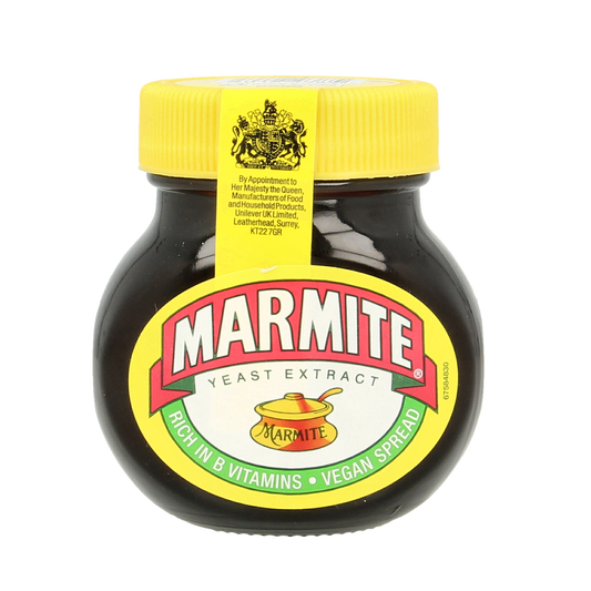 Marmite yeast extract spread on bread slice, 125g jar, popular broodbeleg from Marmite with savory flavor.