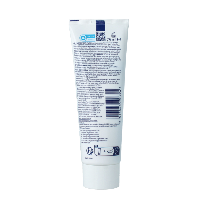 Aquafresh Fresh & Mint toothpaste in 75ml tube with blue and white packaging, featuring the Aquafresh logo and mint flavor design.