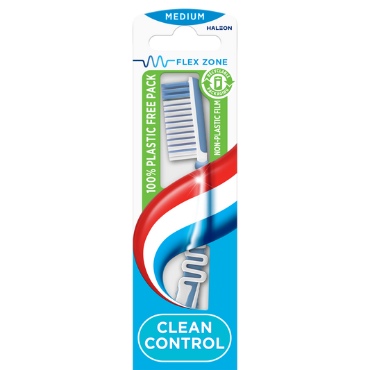 Aquafresh Clean Control Medium toothbrush showing bristles and handle, designed for effective oral cleaning.