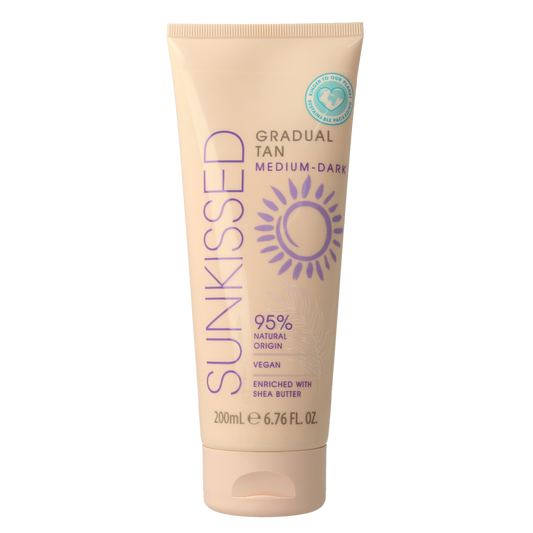 Sunkissed Gradual Tan medium dark bottle, 200ml, Zonnen skincare product with a sleek design and tan-inspired packaging.