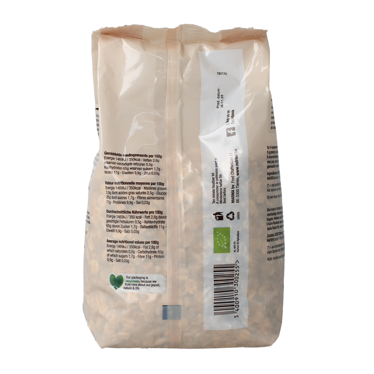 Nutribel bio 5-korenvlokken ontbijtgranen in een witte kom, close-up van de volle, natuurlijke graankorrels in de schaal.