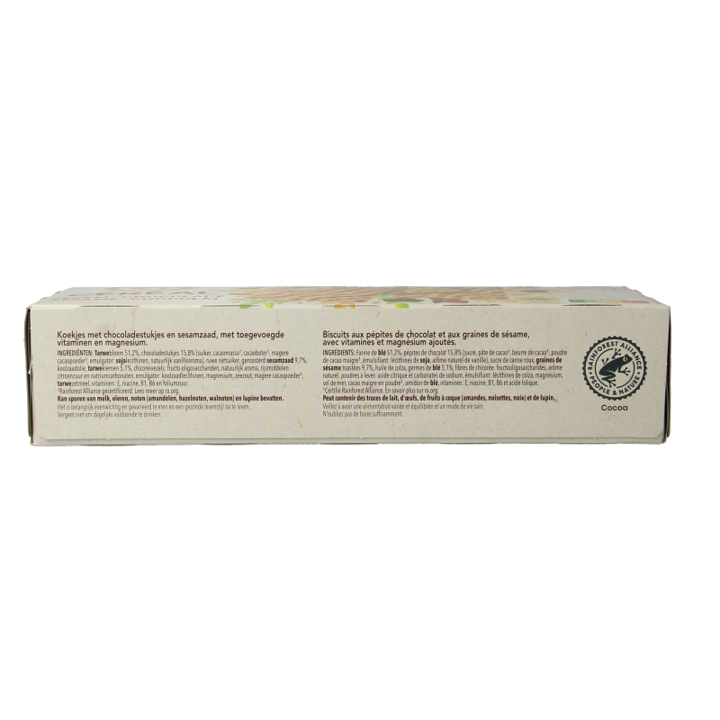 Cereal sesam chocolade koeken in 200g package, close-up of crispy sesame and chocolate cookies on a white background.