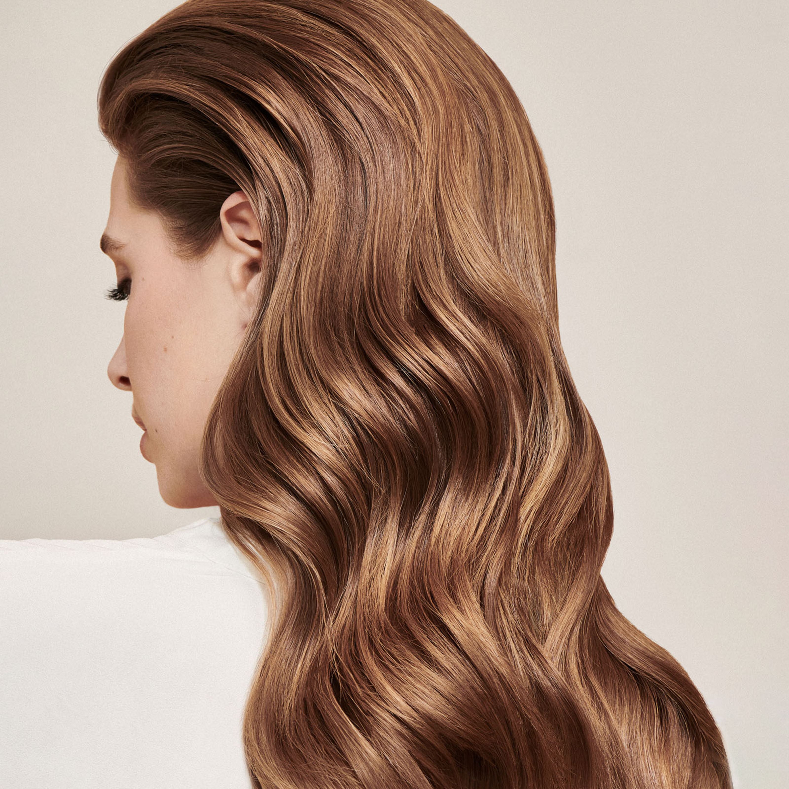 Gliss Kur total repair shampoo bottle with 250ml capacity, featuring sleek packaging and labeling for damaged hair care.