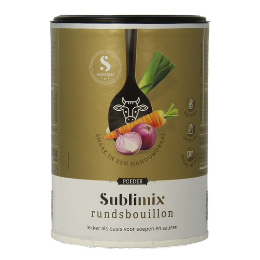 Sublimix glutenvrije rundvleesbouillon in 220g verpakking, shown in a kitchen setting with soup ingredients.