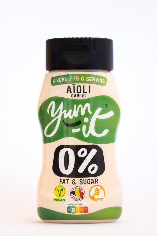 Yum-It Aioli garlic sauce in 300g jar, a flavorful condiment in the Sauzen en Smaakmakers category, featuring fresh garlic.