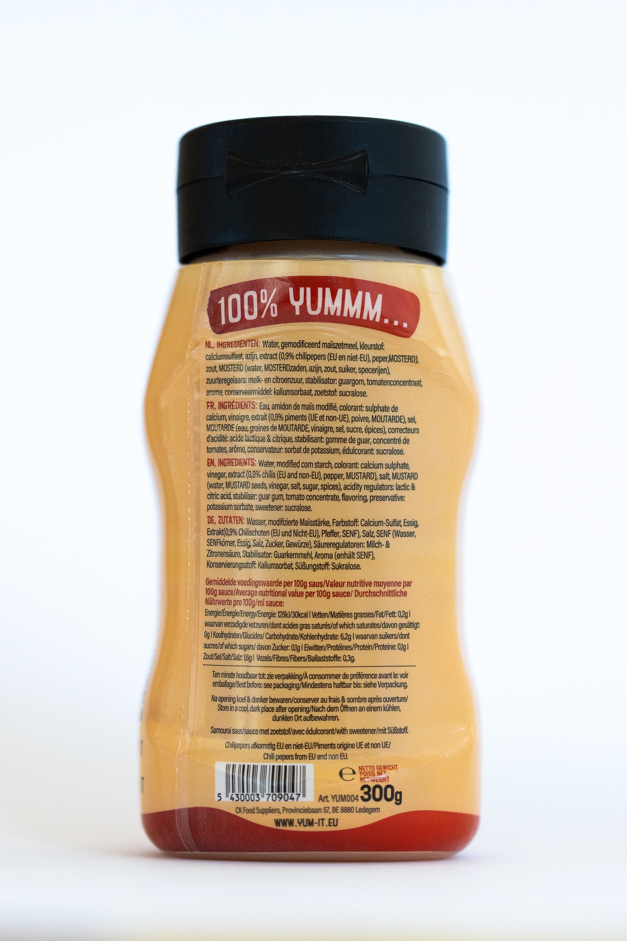 Yum-It Samourai sauce and flavoring in 300g jar, savory condiment from Yum-It for enhancing dishes, close-up of the product.
