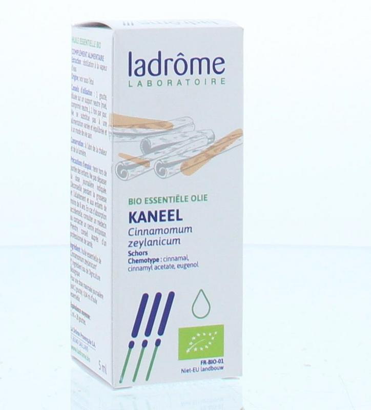Ladrome Kaneel olie bio 5ml in a small amber glass bottle with a dropper cap, surrounded by cinnamon sticks and spice leaves.