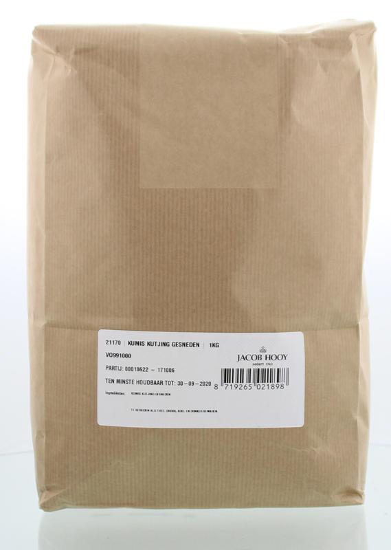 Sliced Jacob Hooy Kumis Kutjing herbal mix in 1kg package, used for cooking and flavoring in Asian cuisine.