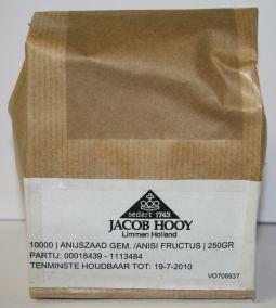 Ground aniseed in a jar from Jacob Hooy, 250 grams, part of kruiden, zouten en maaltijdmixen line, displayed in a clear container