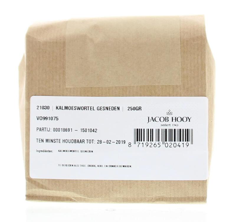Sliced Jacob Hooy Kalmoeswortel ongeschild in a 250g package, natural herbal root for cooking and herbal remedies.