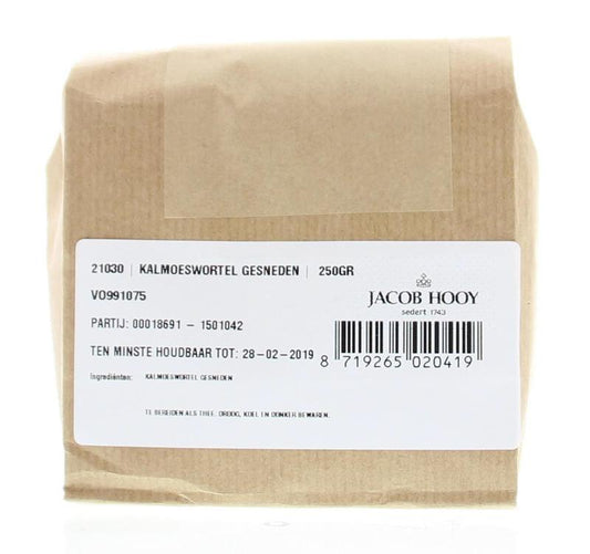 Sliced Jacob Hooy Kalmoeswortel ongeschild in a 250g package, natural herbal root for cooking and herbal remedies.