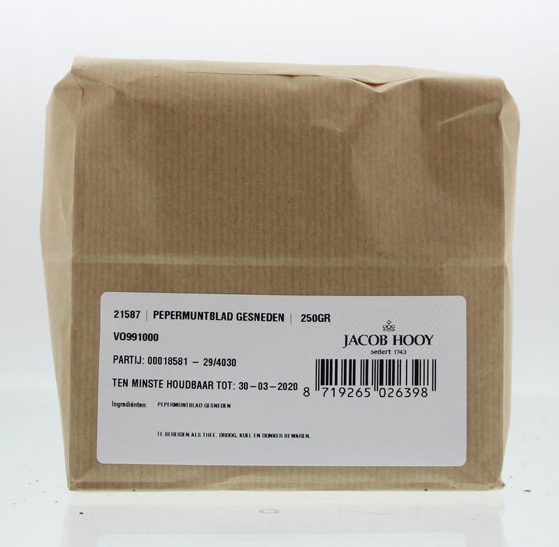 Sliced Jacob Hooy Pepermuntblad herbal mix in a 250g package, used in cooking and herbal remedies, with fresh green mint leaves.
