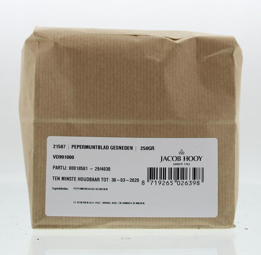 Sliced Jacob Hooy Pepermuntblad herbal mix in a 250g package, used in cooking and herbal remedies, with fresh green mint leaves.