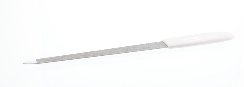 Malteser Saffiervijl 16.5cm manicure and pedicure instrument for smoothing nails, in a close-up image.