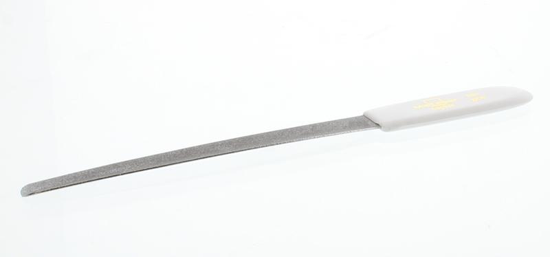 Malteser Saffiervijl 16.5cm manicure and pedicure tool, stainless steel, used for nail shaping and smoothing.