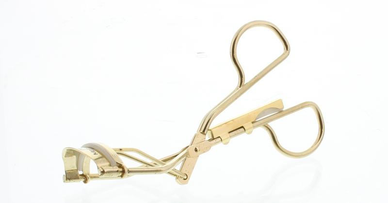 Malteser Wimpervormer verguld K28G/28, a gold-colored eyelash curler from Malteser, with a sleek design.