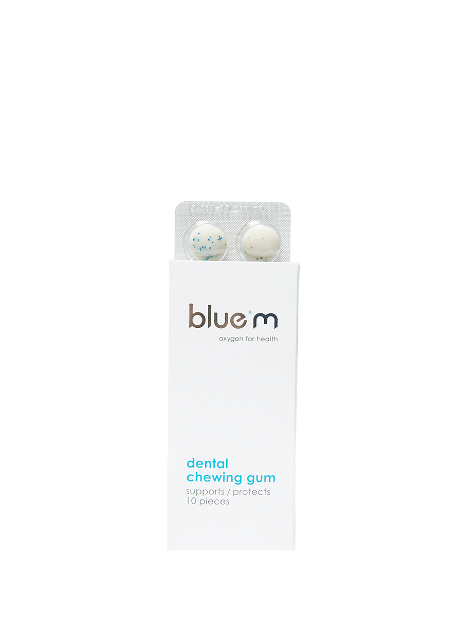 Bluem Dentale kauwgom for oral hygiene, pack of 10, includes dental check and cleaning aid in a colorful package.
