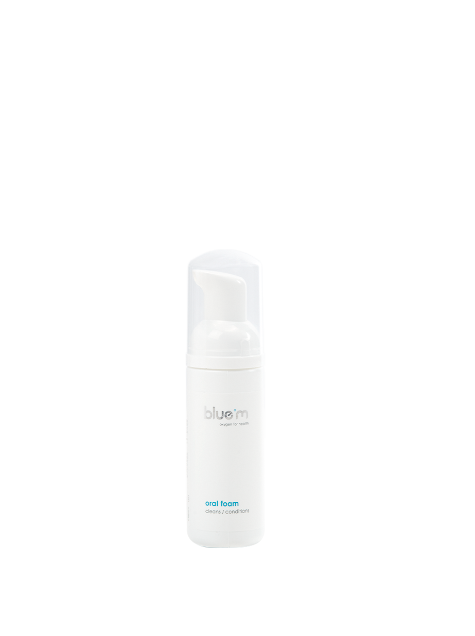 Bluem Oral Foam aligner cleaner in 50ml bottle, used for oral hygiene and aligner maintenance, with Mondhygiëne en Poetscontrole branding.