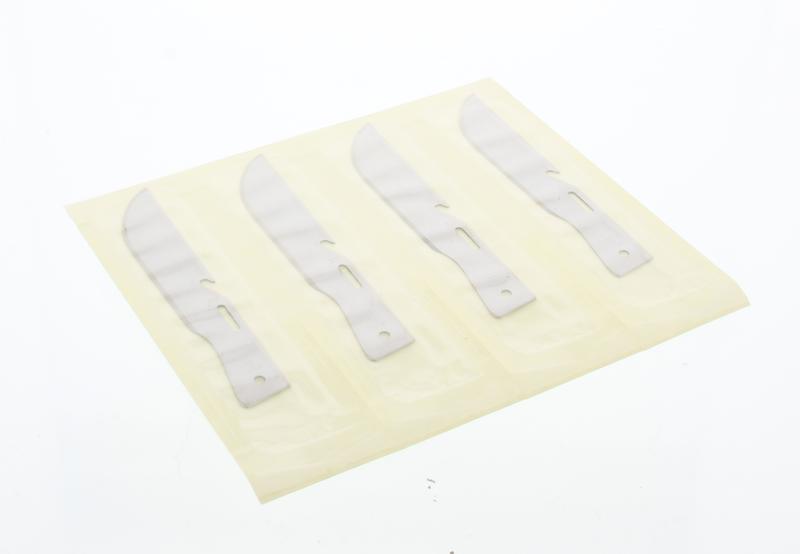 Sterile Malteser scalpel blades, 5cm, made of steel, arranged in a row, with packaging indicating 100 pieces for medical use.