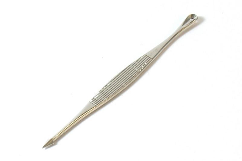 Malteser Comedonedrukker 11cm staalwaren with nickel finish, showing the metal tool used for skin extraction procedures.