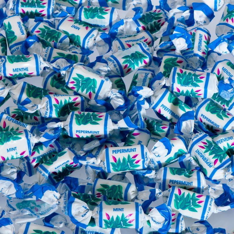 De Bron suikervrije toffee pepermunt snoepgoed in een grote zak, met toffee en pepermunt stukjes zichtbaar.