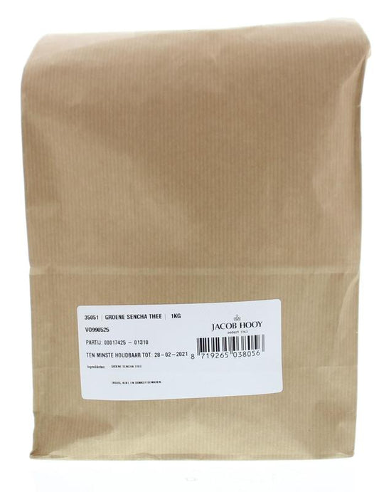 Jacob Hooy Groene Sencha Thee in a 1kg package, showcasing fresh green tea leaves in a natural setting.