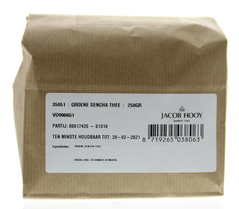 Jacob Hooy Groene Sencha thee in a 250g package, showcasing fresh green tea leaves in a natural setting.