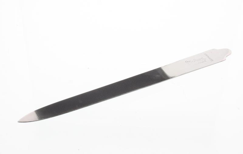 Malteser Nagelvijl 13cm manicure and pedicure tool, metal nail file with polished finish, ideal for shaping nails.