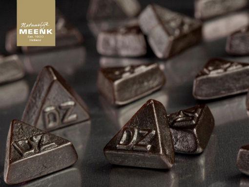 Meenk Dubbelzoute driehoekjes snoepgoed in 5 kg, colorful chewy treats with a twisted triangle shape.