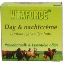 Vitaforce paardenmelk dag en nachtcreme voor gezichtsverzorging, 50 ml, schuimende textuur en zachte huid.