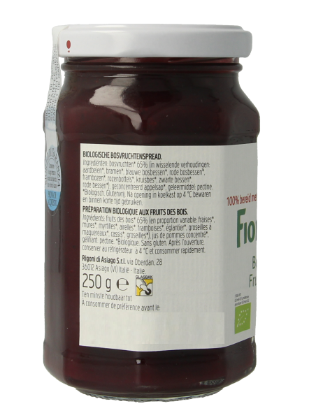 Fiordifrutta bio Bosvruchtenjam spread on bread, 250g jar, natural fruit jam with mixed berries and fruit pieces.